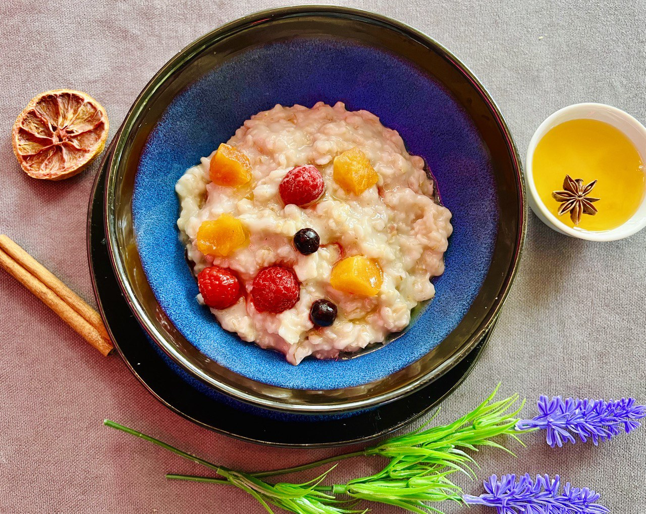 Каша овсяная с мёдом и фруктами