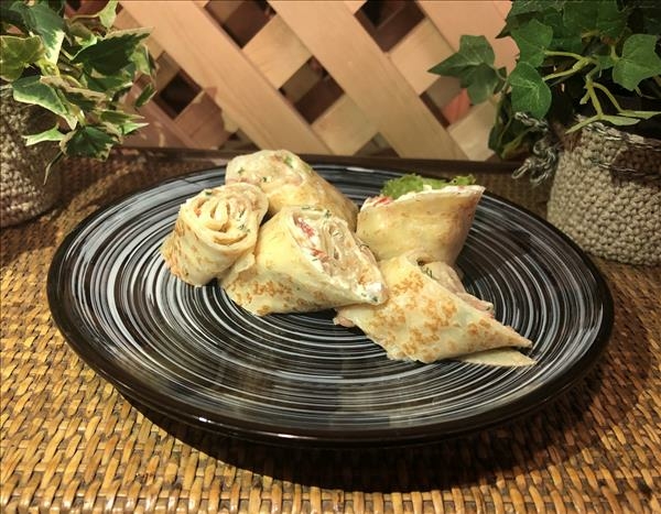 Блин с семгой, овощами и сырным соусом