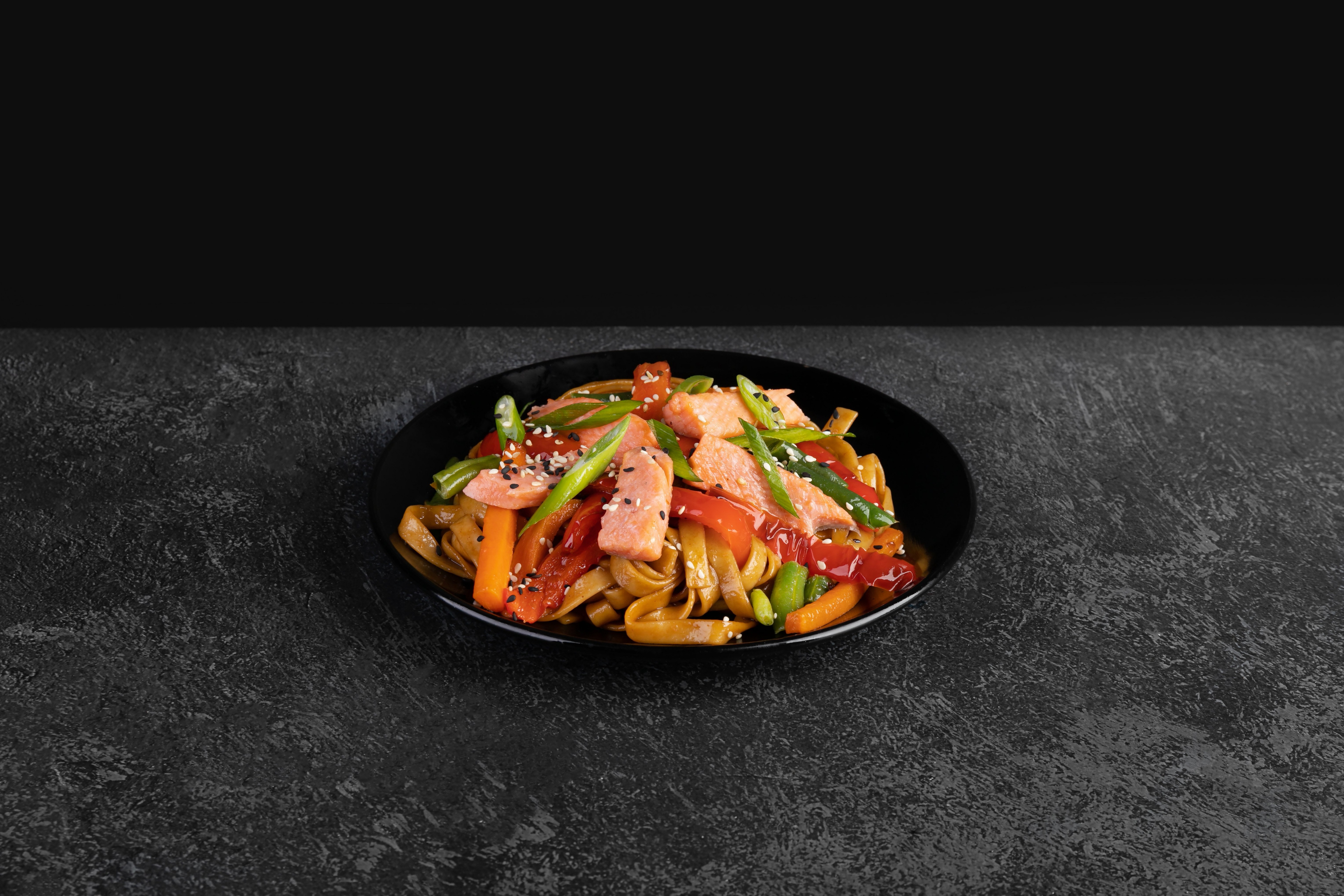 Wok c лососем