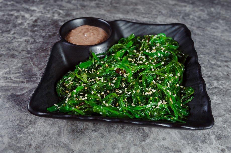 Чука с ореховым соусом и кунжутом