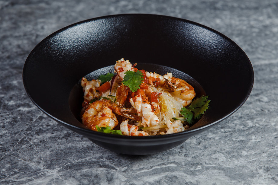 Салат из стеклянной лапши с креветками и кальмаром