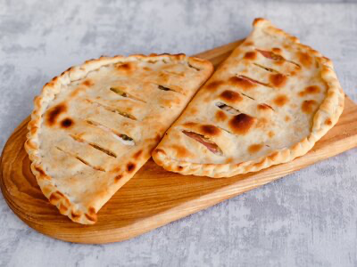 Кальцоне с ветчиной и грибами