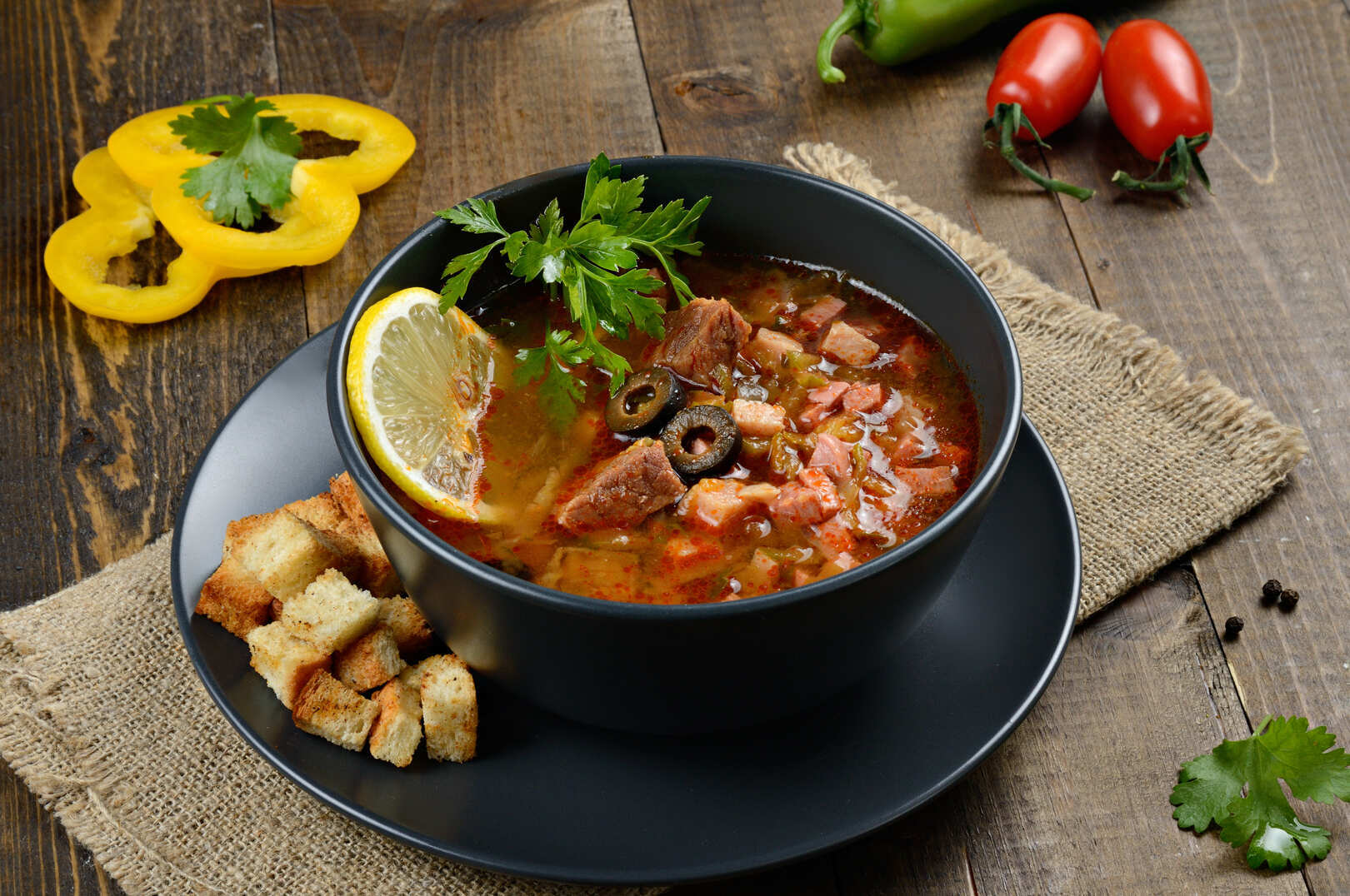 Солянка мясная с копченостями