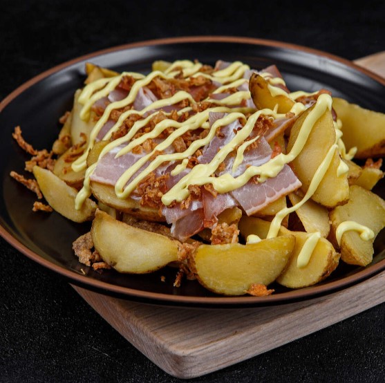 Картошка по-деревенски с соусом, беконом