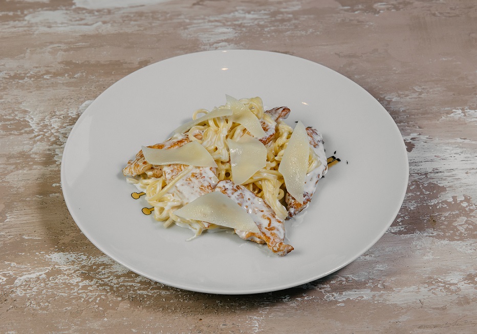 Лапша с курицей в сливочном соусе