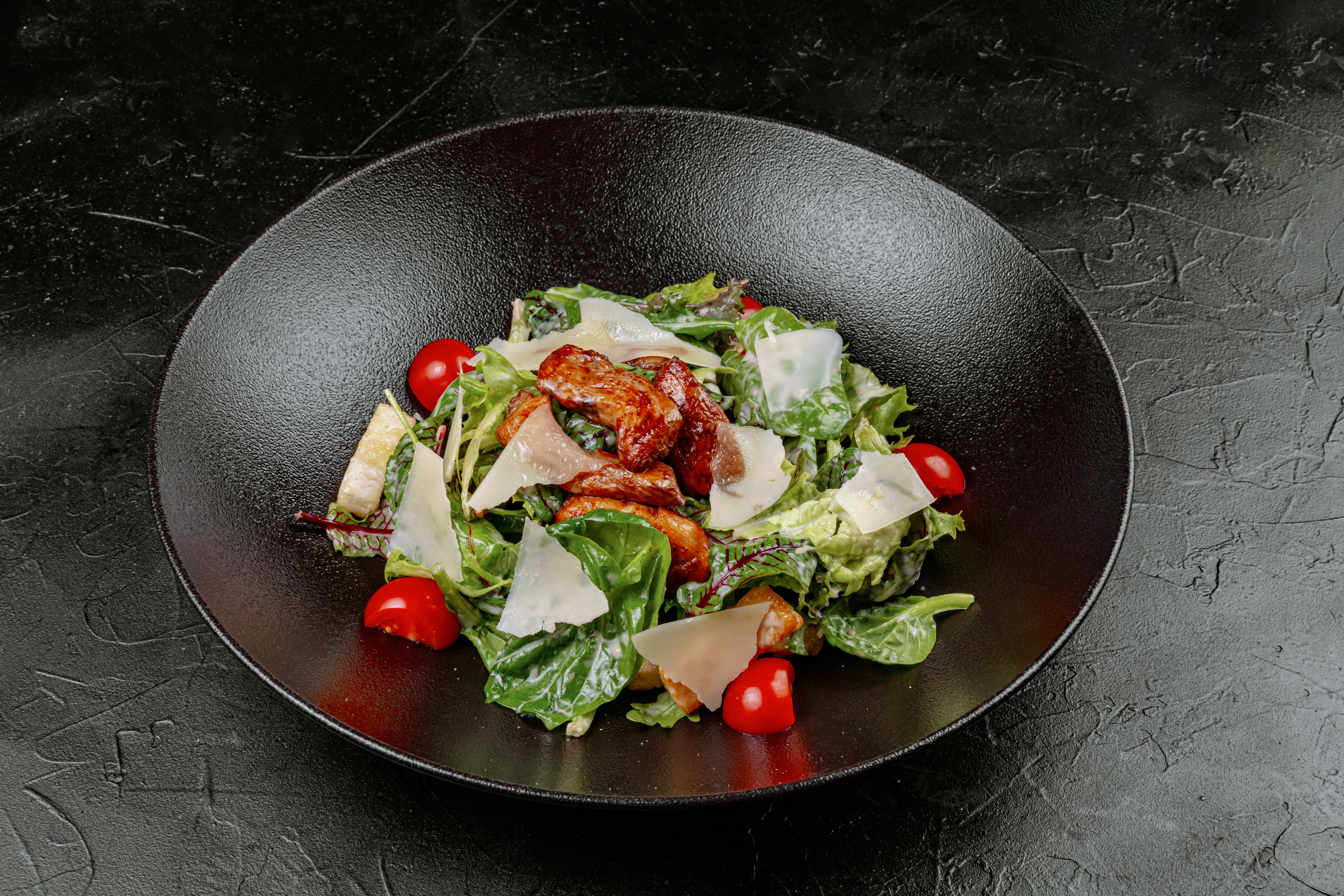 Цезарь с куриным филе, черри, крутонами и пармезаном