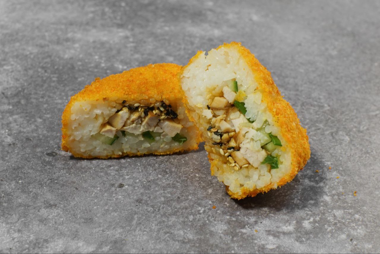 Жареный Онигири с Копченой Курицей