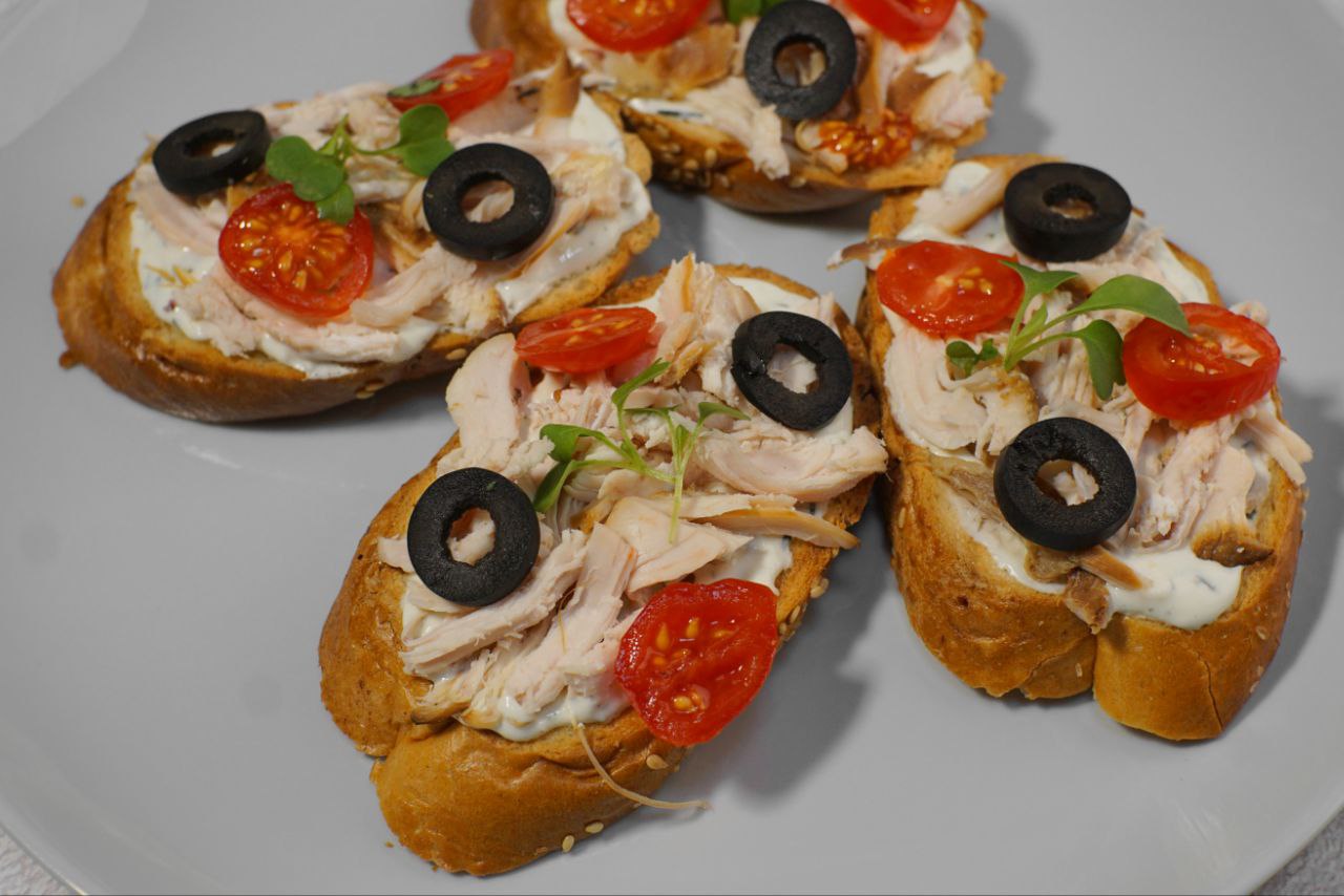 Брускетты с Копченой Курицей