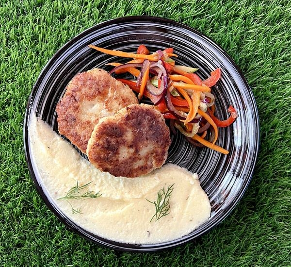 Фирменная куриная котлета с пюре и овощами