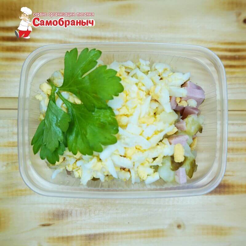 Мясной салат с колбасой 150 гр.