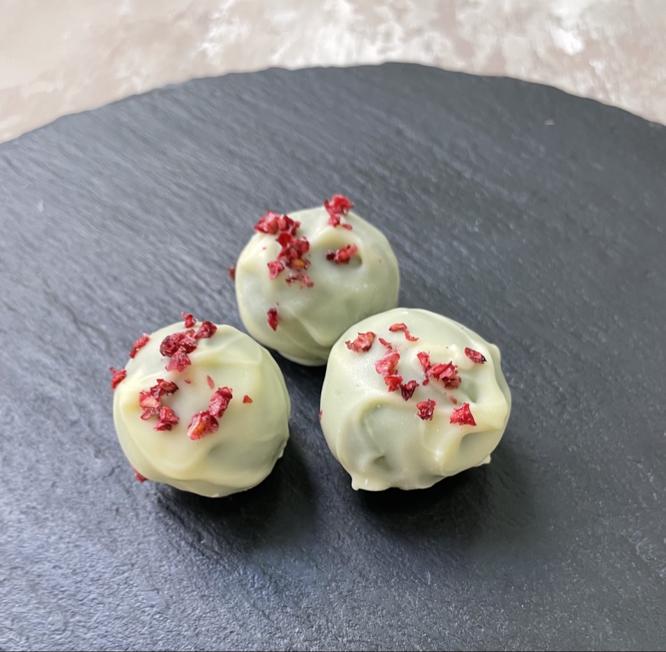 Конфета ручной работы с матчей
